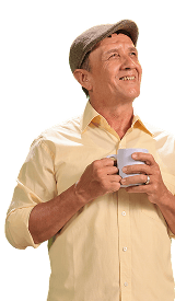 Hombre sonriendo con taza