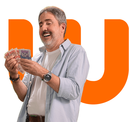 Empresario feliz con su microcrédito