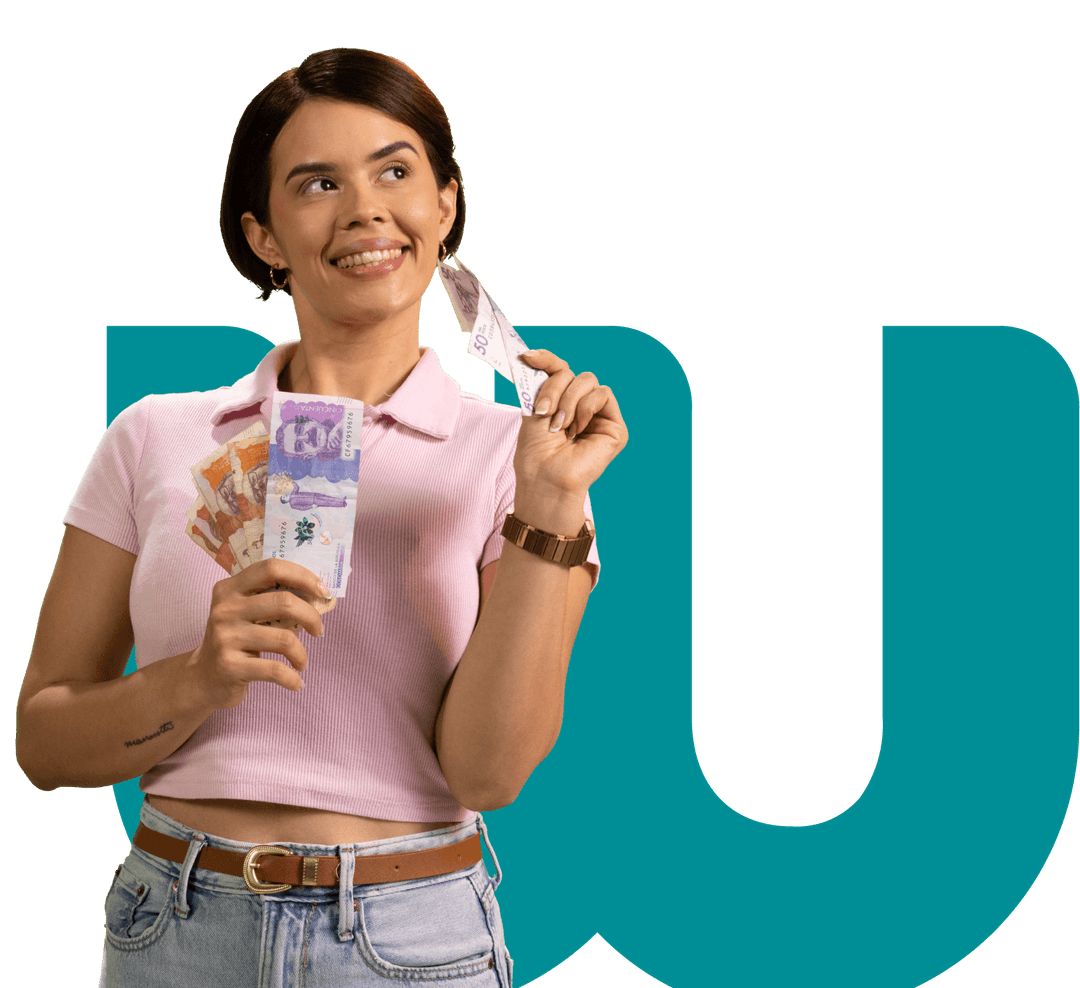 Mujer sonriente sosteniendo billetes