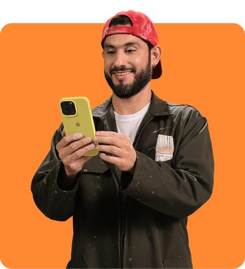 Emprendedor usando celular