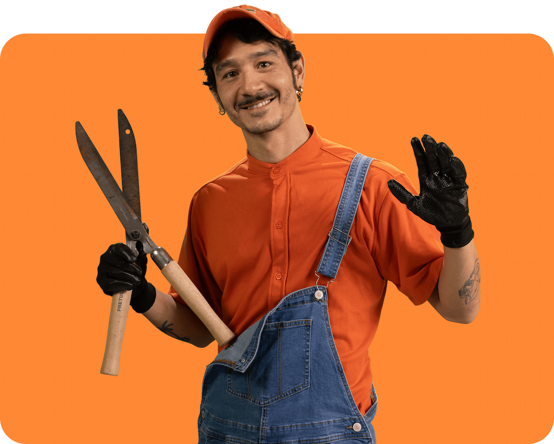 Empleado joven saludando