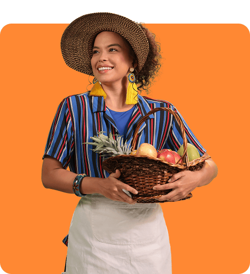 Emprendedora con canasta de frutas